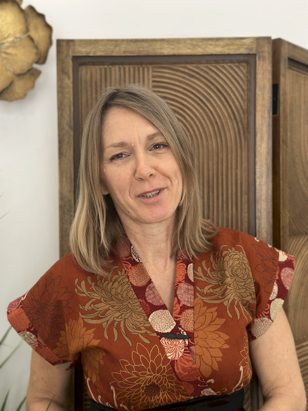 Laurence Gandolphe a découvert sa passion pour le massage en l’an 2000, lors d'un stage d'initiation au Sensitive Gestalt Massage® avec Pierre Grimberg, au Toucher Sensible, 1 rue Four des Flammes à Montpellier.    