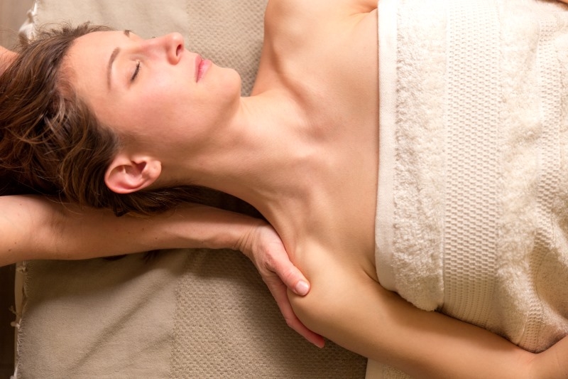 Massage relaxant californien de la nuque et l'épaule – Toucher du cœur – Le Monde Sensible Montpellier
