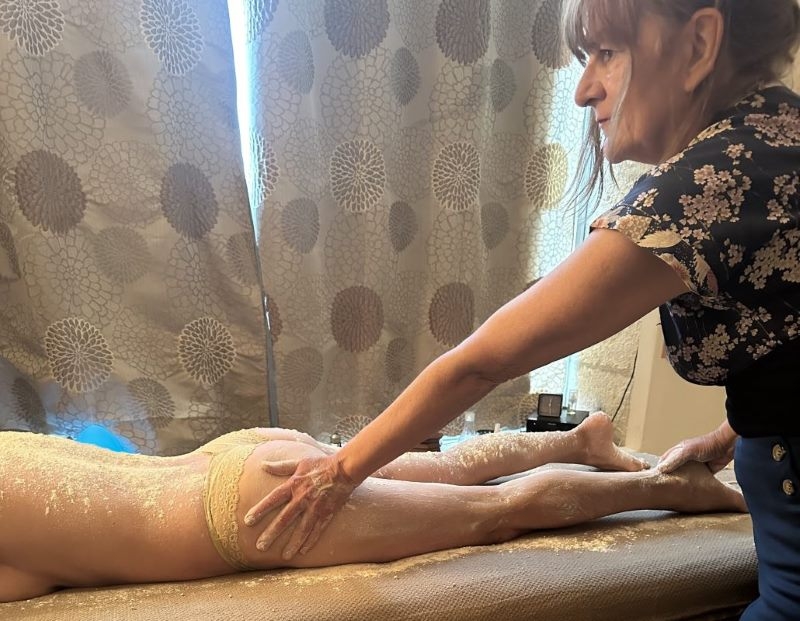 Massage ayurvédique Udvartana sur les jambes avec la poudre de pois chiches, plantes et épices – Le Monde Sensible Montpellier