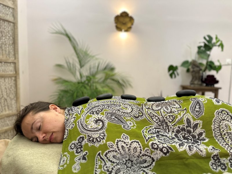 Apposition de pierres chaudes volcaniques sur les chakras du dos - Massage polynésien hawaïen – Le Monde Sensible Montpellier